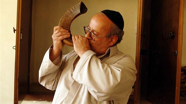 Zebuln Simentov troub na far v malik kbulsk synagoze (archivn snmek 2007)