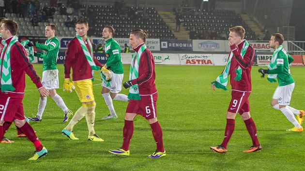 Ped zpasem Jablonec- Sparta. V rmci projektu Zelen ivot se hri objevili v zelench lch. 16. ligov kolo podpoilo dti z dtskch domov.