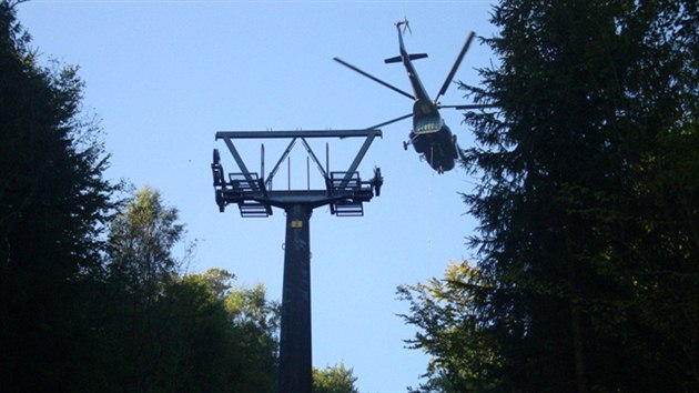 1. jna - helikoptra za zhruba ti hodiny osadila vechny sloupy lanovky