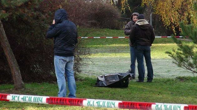 Policie u nlezu mrtvho mue na rohu ulic Ostruinov a Tulipnov na praskm Zahradnm mst.