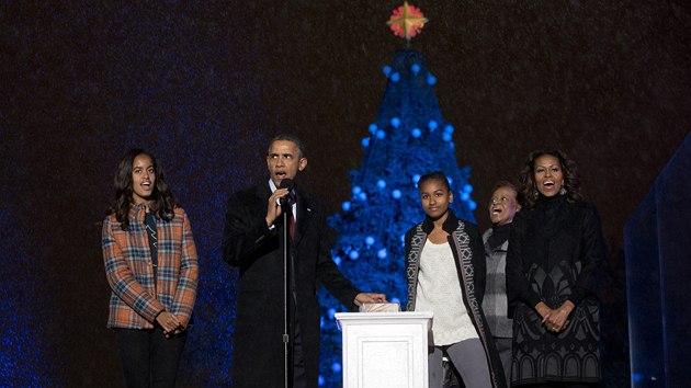 Barack Obama ve Washingtonu slavnostn rozsvtil vnon strom a vzpomenul na zesnulho Nelsona Mandelu. Slavnosti se zastnila i prvn dma Michelle Obamov, dcery Sasha (tet zprava),  Malia (vlevo) a Michellina matka Mariana Robinsonov (6. prosince 2013)
