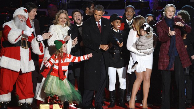 Barack Obama ve Washingtonu slavnostn rozsvtil vnon strom a vzpomenul na zesnulho Nelsona Mandelu (6. prosince 2013)