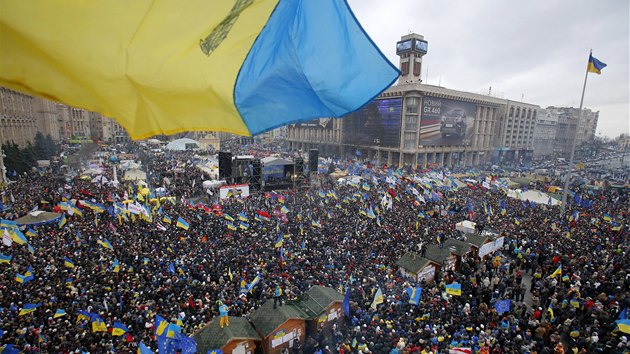 V centru Kyjeva se sely statisce demonstrant. Chtj sblen sv zem s EU (8. prosince 2013)
