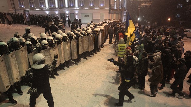 Demonstranti  a policejn tkoodnci v centru Kyjeva (9. prosince 2013)