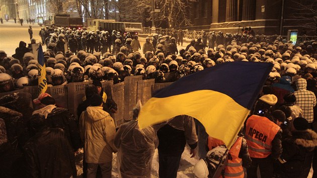 Demonstranti  a policejn tkoodnci v centru Kyjeva (9. prosince 2013)