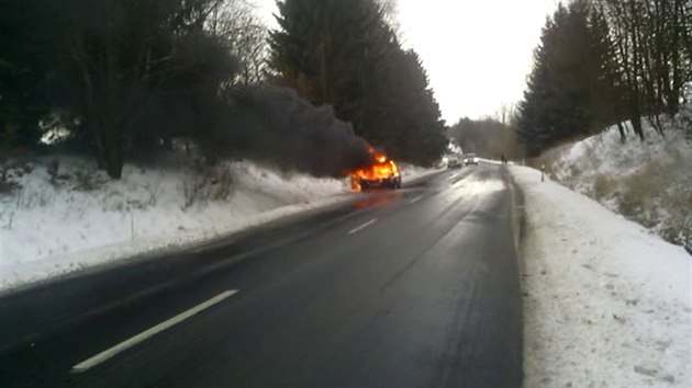 V sobotu vyjdli hasii z Karlovarska k poru felicie. Ta vzplanula nedaleko Marinskch Lzn. idii se natst podailo z vozu vas uprchnout, jeho automobil vak por doslova zdevastoval (7. prosince)