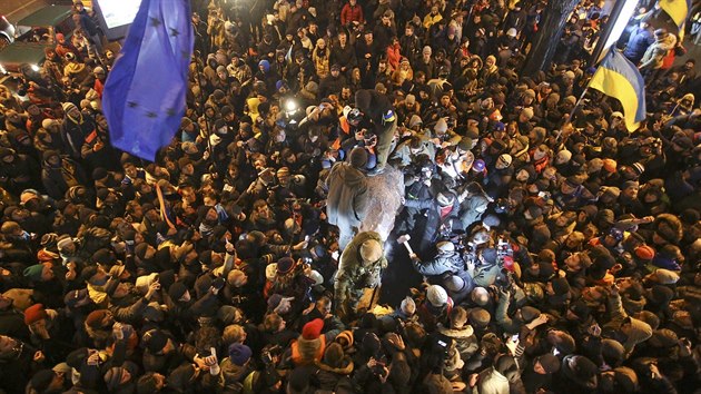 Na protivldn demonstraci v centru Kyjeva se sely statisce lid. Akci svolali opozin pedci na protest proti neochot vldy pokraovat ve sbliovn zem s Evropskou uni. Odpoledne protestujc svrhli a roztloukli sochu Lenina (8. prosince)