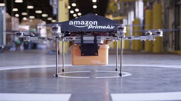 Amazon testuje ltajc drony. Stroje, kter trochu pipomnaj helikoptru nebo vznedlo doru balek do 16 kilometr.