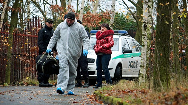 Nmstkyn hejtmana steckho kraje Jana Vahov s policisty u svho domu, kde neznm vrah zastelil v pondl veer jejho partnera Romana Housku. (19. listopadu 2013)