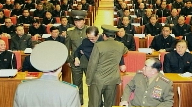 Policist odvdji ang Song-tcheka pmo z politickho shromdn v Pyongyangu.