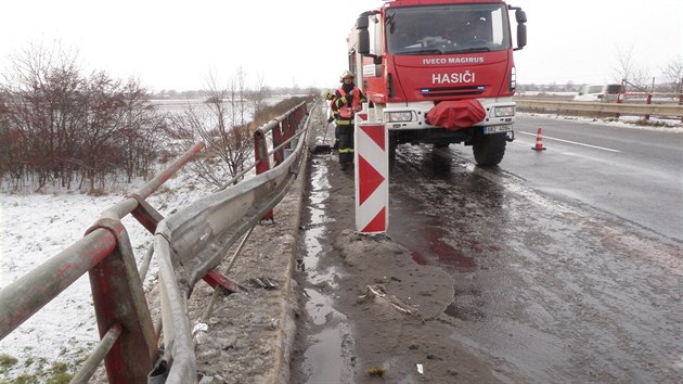 Specializovan firma kamion vyprostila u nad rnem a odstranila ho ze silnice smujc z Brna na Vde (7. prosince 2013)