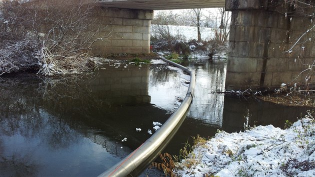 Hasii postavili dv norn stny na vodnm toku u mostu ped obc Iv, kter je od msta nehody vzdlen est kilometr (7. prosince 2013)