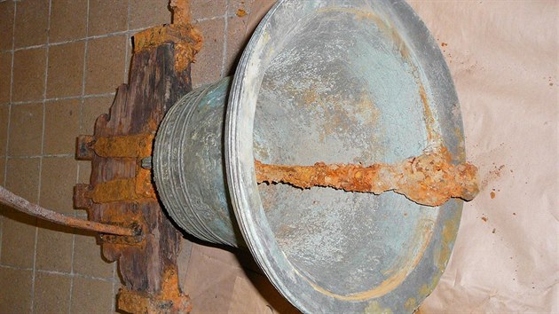 Vzcn barokn zvon ukraden ped jedencti lety z kostela v Horovskm Tn nali policist zakopan v zemi.