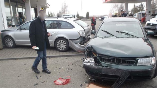 Idi Volkswagenu Passat jel zejm hodn rychle, nezvldl kliku a naboural zaparkovanou kodu Superb.