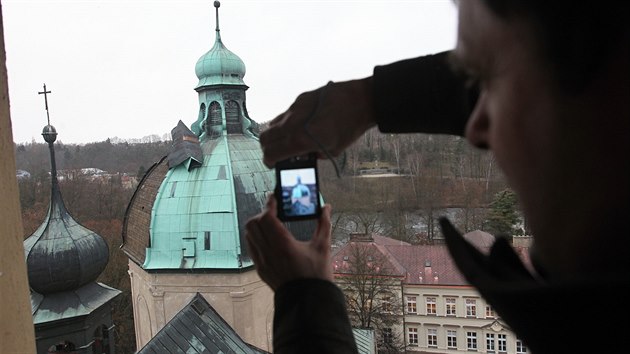 Prudk vtr utrhl z ve havlkobrodskho kostela kus plechu.