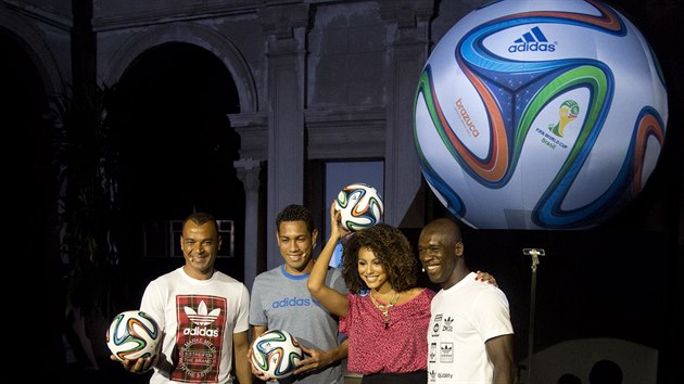 BRAZUCA Bval brazilsk reprzentan obrnce Caf (vlevo), souasn reprezentant Hernanes,  modelka Sheron Meneze a bval nizozemskc reprezentant Clarence Seedorf ukazuj me pro MS 2014, jmenuj se Brazuca.