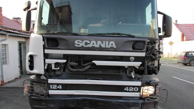 Snmek z nehody v obci Suice na Perovsku, kde idi dodvky Citron Jumper ve stedu rno zejm nedal pednost nkladnmu vozu Scania. (5. prosince 2013)