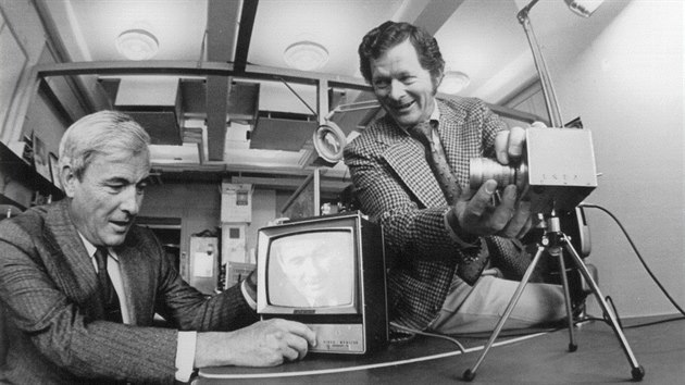 Willard Smith (vlevo) a George Smith pedvd v roce 1970 svou prvn CCD kameru. Mla se pouvat v tehdy vyvjench videotelefonech. Obrazovka mla 250 dk.
