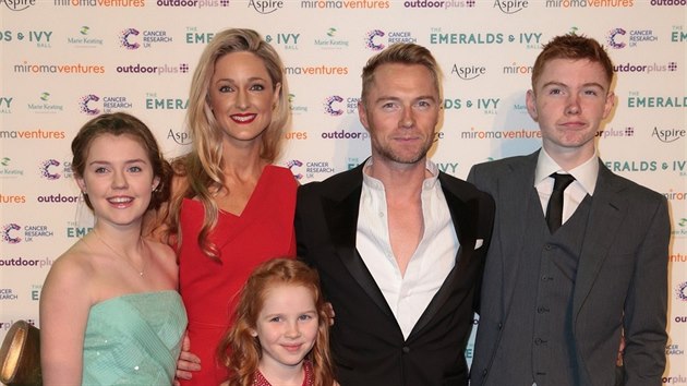 Ronan Keating s ptelkyn Storm Uechtritzovou a dtmi psobili jako astn rodina.