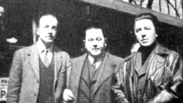 Motor české avantgardy Vítězslav Nezval (uprostřed) s předními francouzskými surrealisty André Bretonem (vpravo) a Paulem Eluardem na pražském Wilsonově nádraží