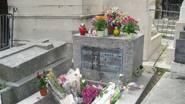 Hrob Jima Morrisona v Pai na hbitov Pre Lachaise