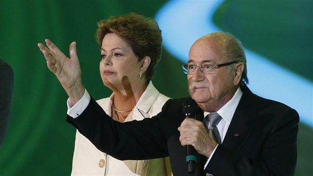 POSELSTV FA FOTBALU. Pi losovn mistrovstv svta promlouv Sepp Blatter, prezident FIFA. Za nm stoj Dilma Roussefov, prezidentka Brazlie.