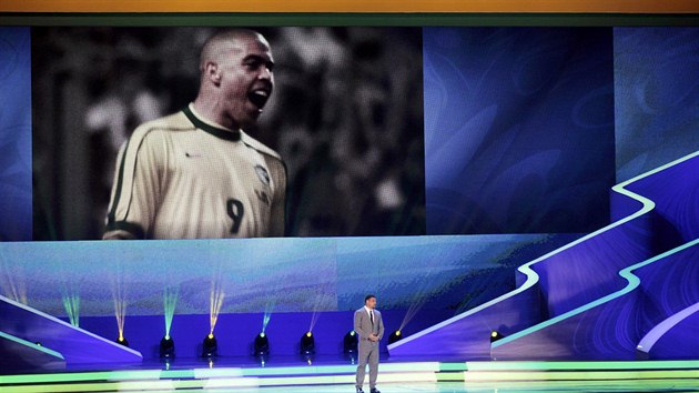 V DRESU I V OBLEKU. Jednou z hvzd na ceremonilu byl i nkdej skvl tonk Ronaldo. Ve skutenosti ml oblek, snmek pipomnal i jeho hrskou ru.
