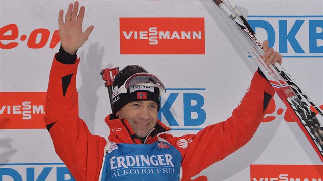 Ole Einar Bjrndalen na stupnch vtz po zvodu ve sprintu v Hochfilzenu. 