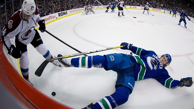 Vancouversk hokejista David Booth se ocitl na led po souboji s Marcem-Andrem Clichem z Colorada.