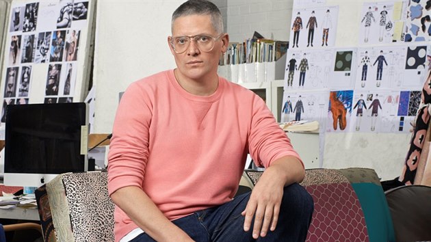 Mdn nvrh Giles Deacon vystudoval Central St. Martins a zskal adu prestinch cen vetn ocenn Nvrh roku od britsk mdn rady.