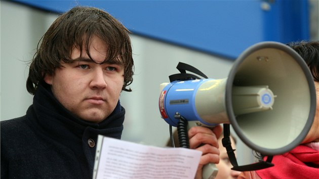 Jakub Souek, student tvrtho ronku chodovskho gymnzia a obchodn koly. Demonstrace student a pedagog ped Krajskm adem Karlovarskho kraje proti plnovanmu ruen stednch kol v Nejdku a Chodov.