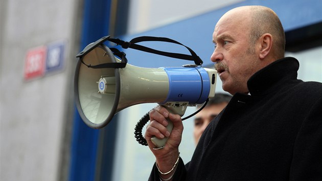 Demonstrace student a pedagog ped Krajskm adem Karlovarskho kraje proti plnovanmu ruen stednch kol v Nejdku a Chodov. Protestujc piel osobn podpoit i hejtman Josef Novotn.