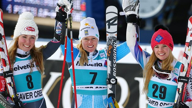 STUPN VTZEK. Tyto ti lyaky ovldly ob slalom v Beaver Creeku - na prvnm mst skonila Jessica Lindellov-Vikarbyov (uprosted), hned za n Mikaela Shiffrinov (vlevo) a na tetm mst Tina Weiratherov.