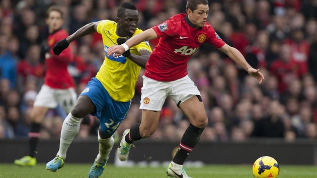 UTEU TI. Javier Hernandez z Manchesteru United (v ervenm) odebral baln Ismaelu Tiotovi z Newcastlu a vydal se na zte.
