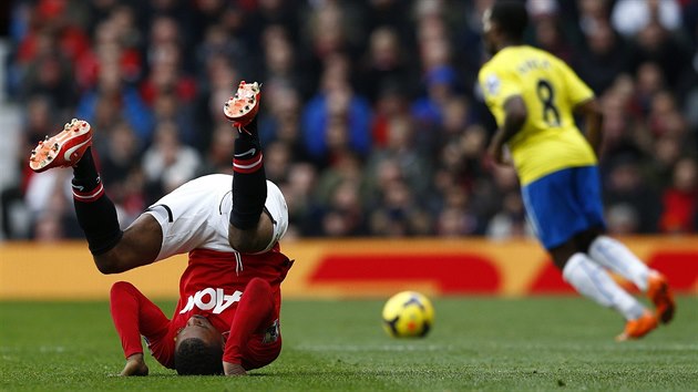 KOTOUL. Patrice Evra z Manchesteru United se po jednom souboji v duelu s Newcastlem dostal do thle krkolomn pozice.
