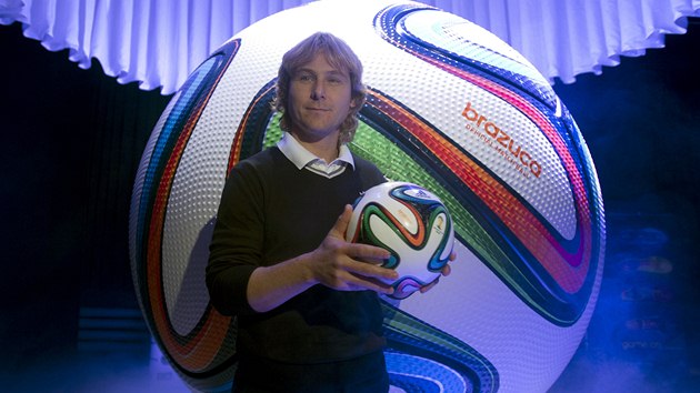 Pavel Nedvd pedstavil v Praze oficiální mí Brazuca pro fotbalové MS 2014. 