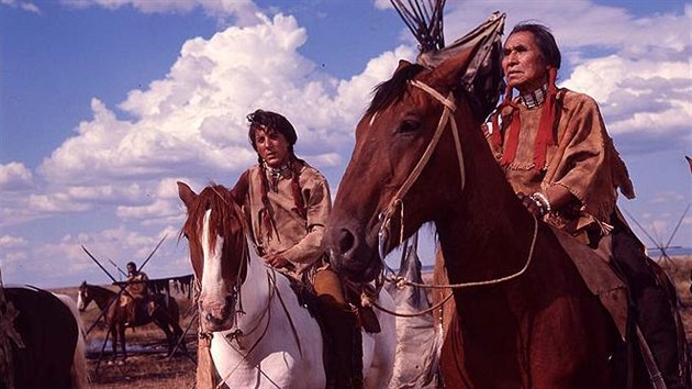 Dan George (vpravo) si ve filmu Mal velk mu (1970) zahrl s mladm Dustinem Hoffmanem.