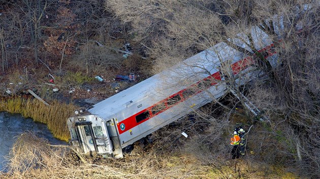 V newoyrsk tvrti Bronx vykolejil vlak. Nehoda se neobela bez ztrt na ivotech (New York, 1. prosince 2013)