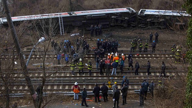 U pevrcenho vlaku v Bronxu zasahuj zchrani, hasii a policie (New York, 1. prosince 2013).