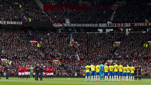 VZPOMNKA NA NELSONA MANDELU. Fotbalist Manchesteru United a Newcastlu ped vzjemnm zpasem na Old Trafford uctili pamtku zesnul jihoafrick ikony.