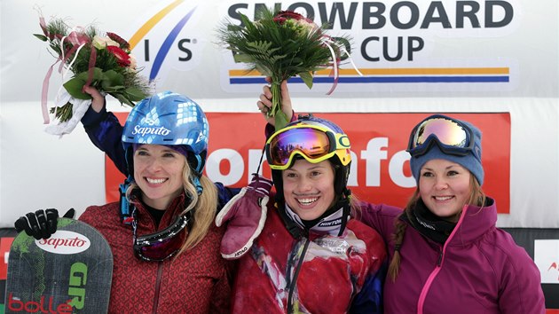NEJRYCHLEJ BYLA EKA. Snowboardcrosaka Eva Samkov (uprosted) ovldla zvod Svtovho pohru v rakouskm Montafonu.