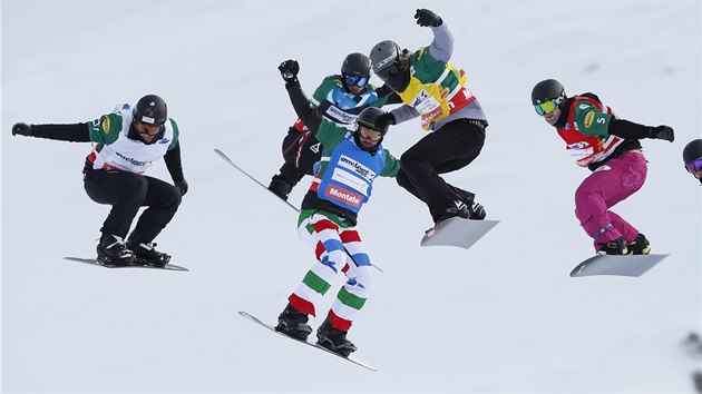 esk snowboardcrosa Emil Novk (vlevo) pi zvodu v rakouskm Montafonu.
