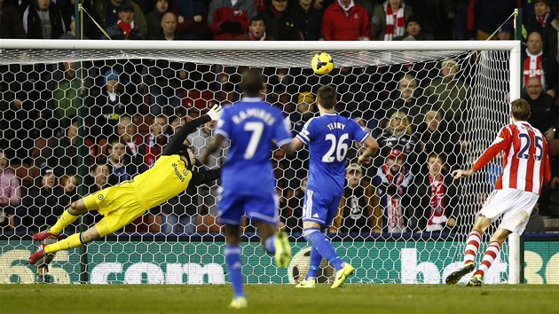 ROZHODUJC GL. Petr ech nedosahuje na stelu Assaidiho ze Stoke a Chelsea prohrv 2:3.