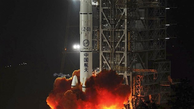 Start rakety Long March 3B ze zkladny u msta Si-chan na jihozpad ny. Raketa veze k Msci sondu chang E-3.