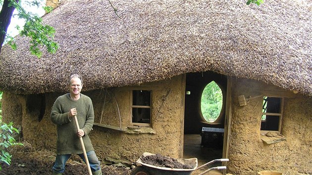 Bval uitel vtvarn vchovy Michael Buck si postavil nedaleko Oxfordu domek ze slmy a blta.