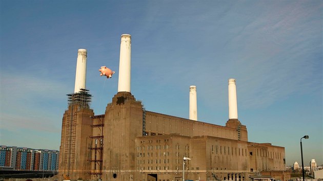 Battersea Power Station se tymi blmi komny je nejvt cihlov stavba v Evrop ve stylu art deco.
