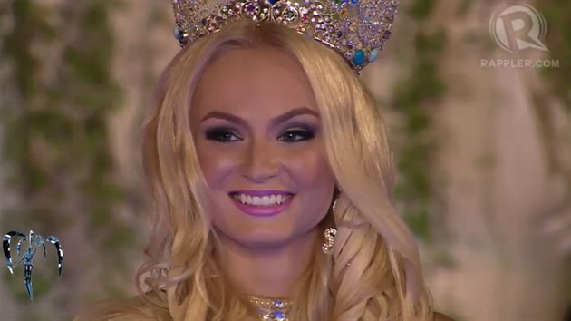 Miss Earth 2012 Tereza Fajksov odevzdala korunku krsy Venezuelance (7. prosince 2013).