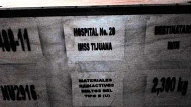 Fotografie pozen Mezinrodn agenturou pro jadernou bezpenost zachycuje velk box, kter byl soust ukradenho nkladu s radioaktivnm lkaskm materilem. (6. 12. 2013)