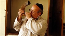 Zebulón Simentov troubí na ófar v maliké kábulské synagoze (archivní snímek...