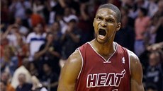 S VÝRAZEM ŠÍLENCE.. Oslavuje Chris Bosh z Miami svůj úspěšný tříbodový pokus. S VÝRAZEM ŠÍLENCE.. Oslavuje Chris Bosh z Miami svůj úspěšný tříbodový pokus.